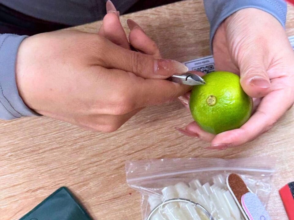 Cách Cắt Da Trên Quả Chanh