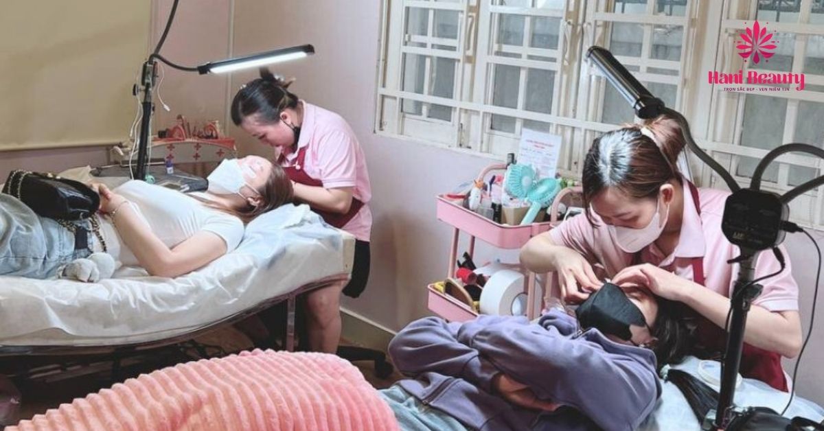 Nối mi tại Hani Beauty được tặng thêm dịch vụ chà gót chân