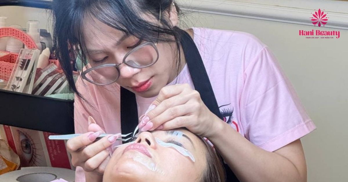 Dịch vụ nối mi cao cấp Cat Eye được thực hiện bởi thợ chuyên tay nghề cao