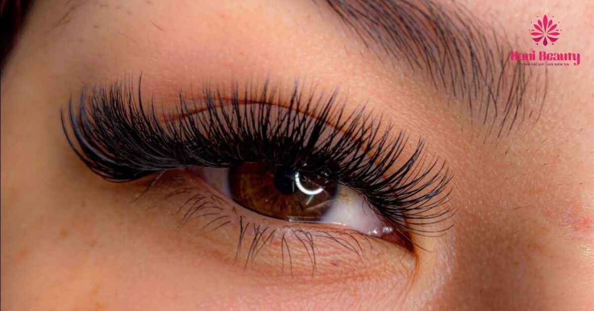 Sợi mi mềm mại tự nhiên, đều tăm tắp, mang lại ánh nhìn sâu thăm thẳm