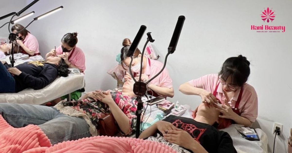 Dịch vụ nối mi cao cấp Cat Eye tại Spa uy tín cam kết an toàn tuyệt đối