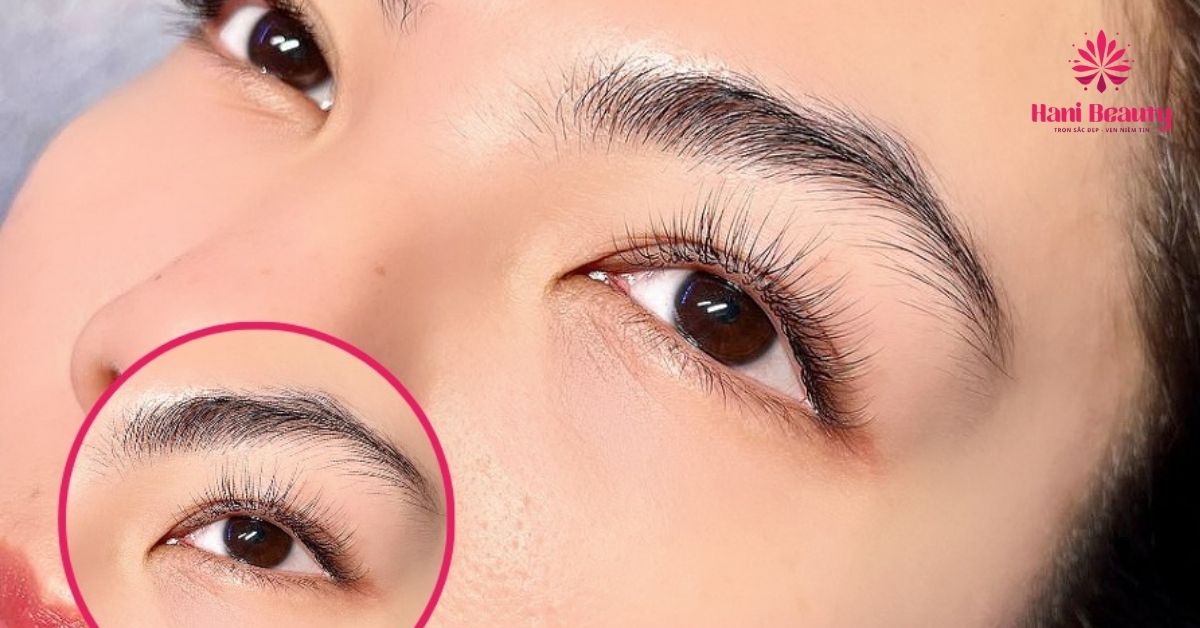 Khách hàng rạng rỡ sau khi trải nghiệm dịch vụ phun xăm thẩm mỹ chuyên nghiệp không sưng